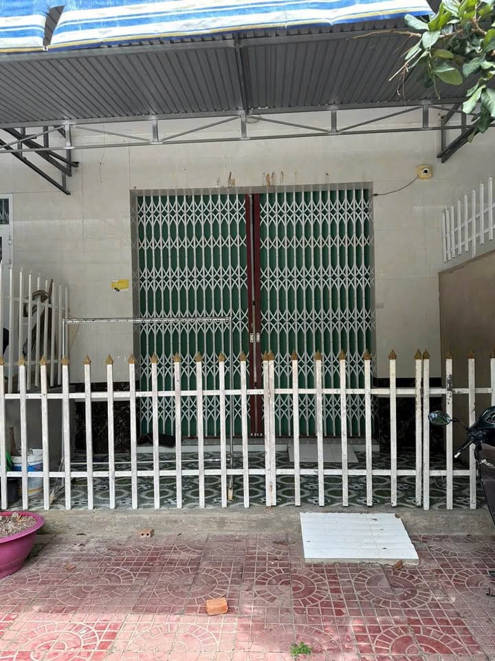 Nhà phố KDC Cát Tường, TP Vị Thanh 90m² giá 1 tỷ - Nhà mới sạch sẽ, gần trường học!