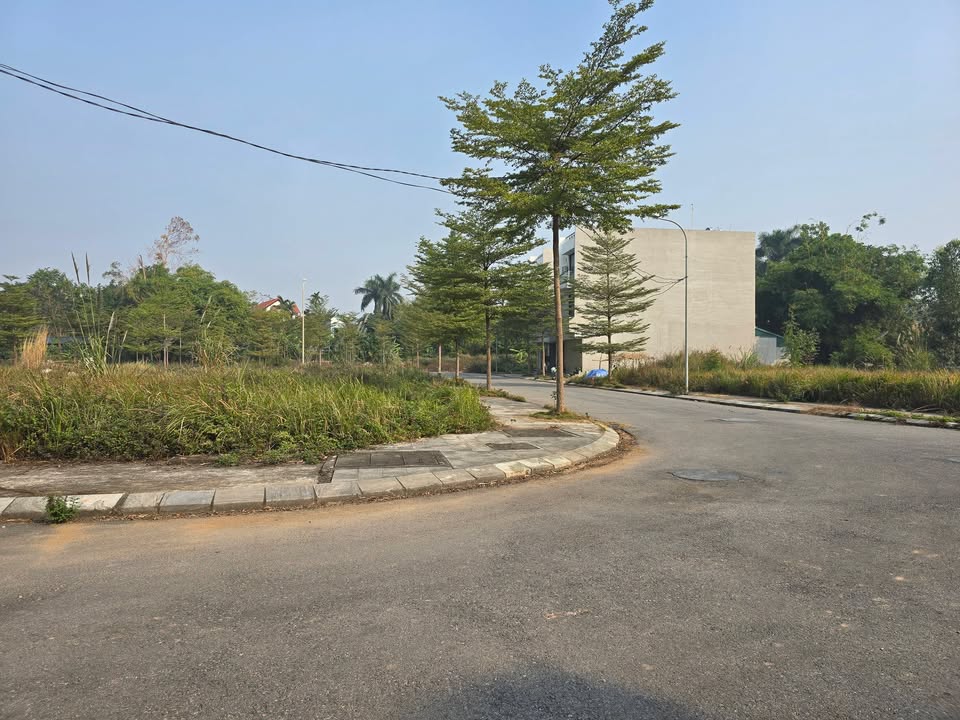 Đất nền KĐT Vĩnh Yên Center 100m² giá 3.1 tỷ - Sát góc đường 16,5m