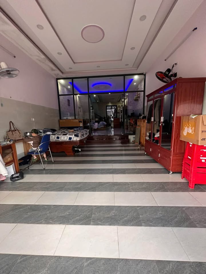 Nhà nguyên căn cho thuê phố Ngô Văn Sở, Nha Trang - 100m² giá 15 triệu - Gần biển 400m!