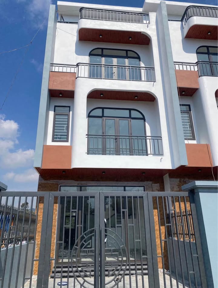 Nhà 3,5 tầng Dốc Giao Thông Cột 8, Hạ Long 78m² giá 2 tỷ - Chính chủ bán gấp!