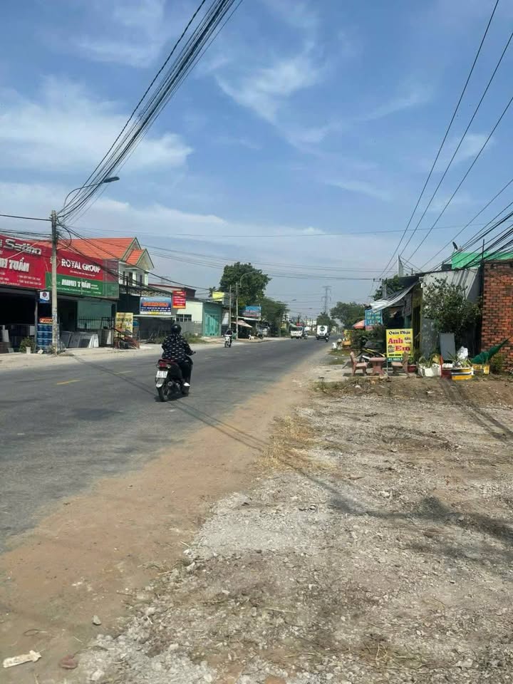 Đất TMDV mặt tiền đường Nguyễn Hữu Trí Bến Lức 8800m² giá 158.4 tỷ - Đầu tư sinh lời hấp dẫn!