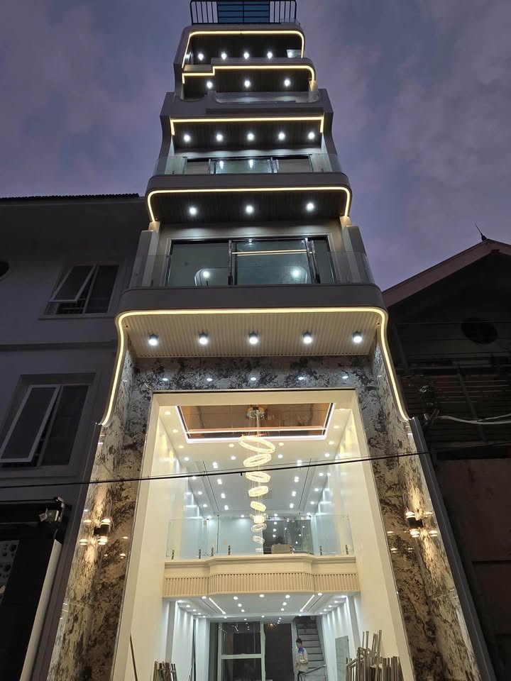 Nhà phố Ngọc Thụy 102m² giá 18.9 tỷ - Sổ đỏ chính chủ, ô tô tránh nhau!