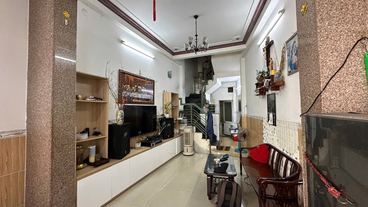 Nhà Mặt Tiền Núi Một Nha Trang 36m² giá 3.8 tỷ - Sát trung tâm thành phố!