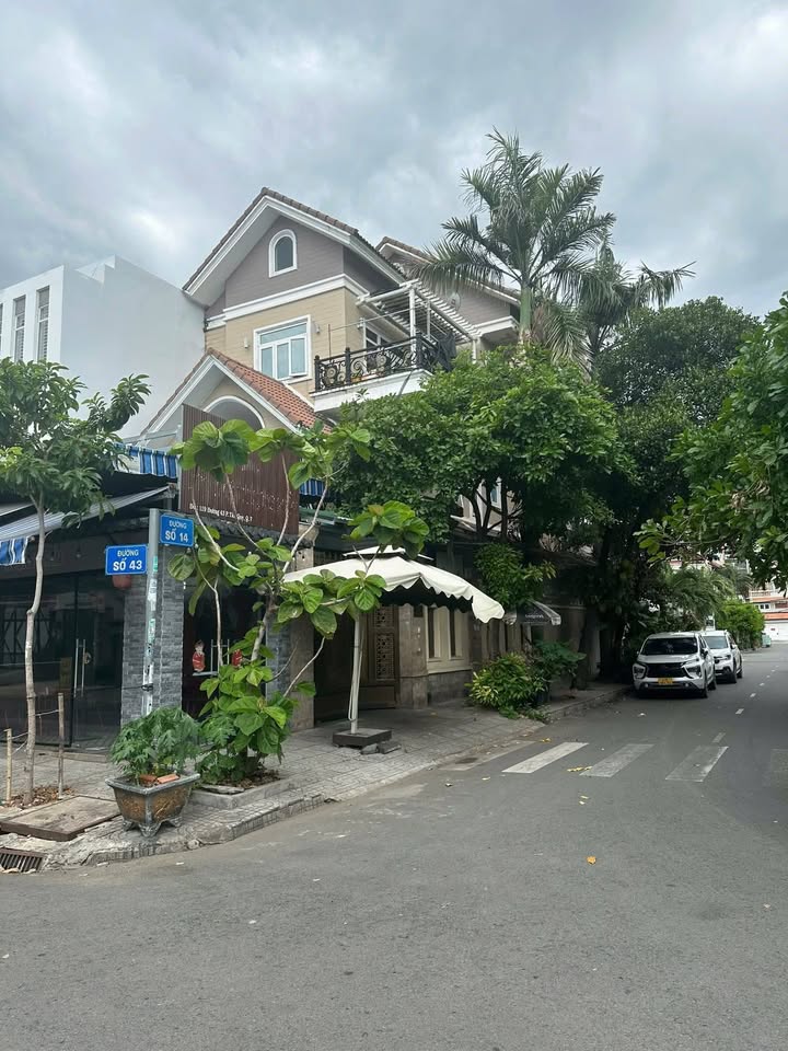 Nhà góc đẹp tại Phường Tân Quy, Quận 7, 133m² giá 35 tỷ - Vị trí đắc địa, tiện ích đầy đủ!