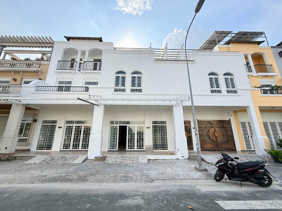 Nhà liền kề Đường Số 5, Long Xuyên, 120m² giá 5.2 tỷ - Phong thủy tốt, mát mẻ!