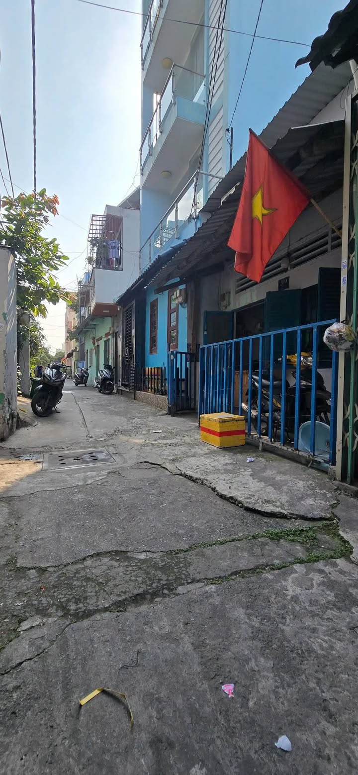 Nhà bán quận Tân Phú 52m² giá 5.2 tỷ - Tiện sửa chữa hoặc xây mới!