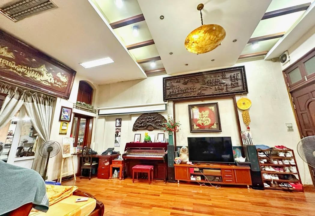 Bán nhà mặt phố Hàng Chiếu, Quận Hoàn Kiếm, 100m² - Vị trí trung tâm, sẵn sàng vào ở!