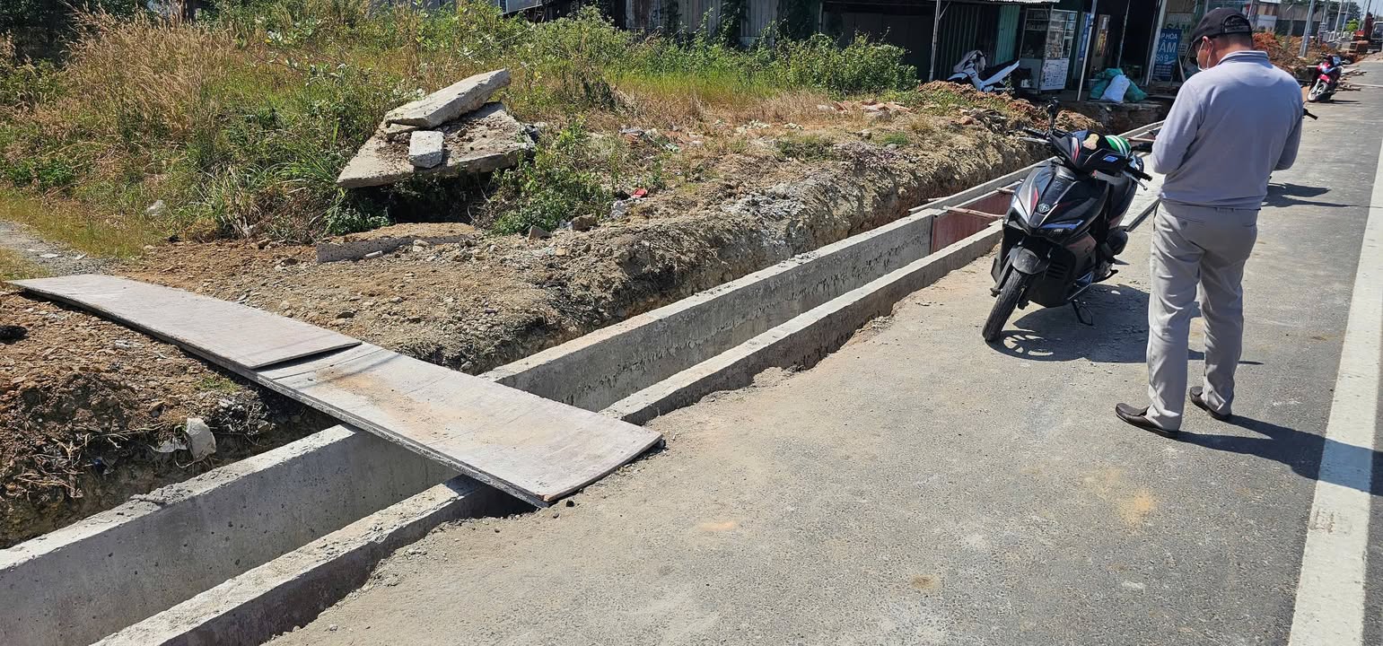 Bán gấp FrontHouse mặt tiền Quốc Lộ 1A, Hàm Mỹ, Bình Thuận 400m² giá chỉ 2.6 tỷ - Cơ hội đầu tư hiếm có!