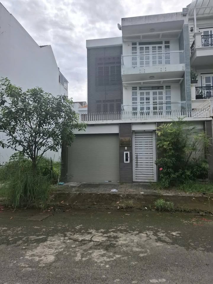 Biệt thự cho thuê mặt tiền đường số Savimex, Phú Thuận, Quận 7 - Giá chỉ 28 triệu/tháng!