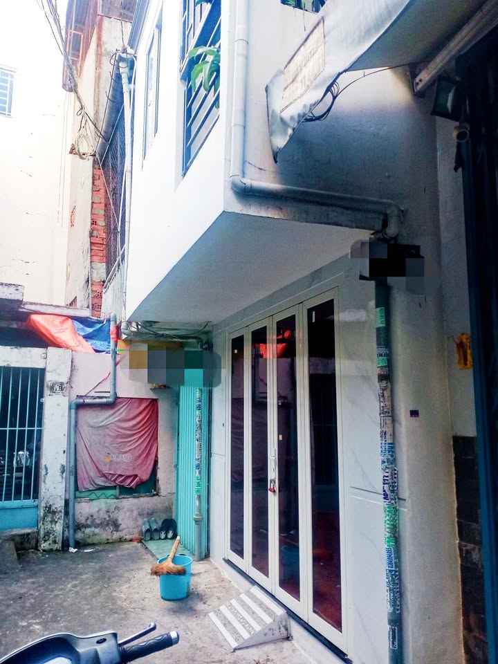 Nhà 3 tầng Âu Dương Lân Quận 8 15m² - Bán gấp, ngay mặt tiền!