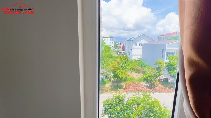 Bán nhà mặt phố 5.5 tầng tại khu đô thị Cao Xanh A - 90m² giá 7.2 tỷ - An ninh và tiện ích đầy đủ!