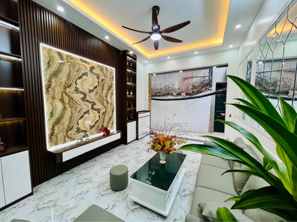 Nhà 5 tầng tại Tam Trinh, 40m², giá 8.5 tỷ - Sổ hồng chính chủ, mặt phố tiềm năng!