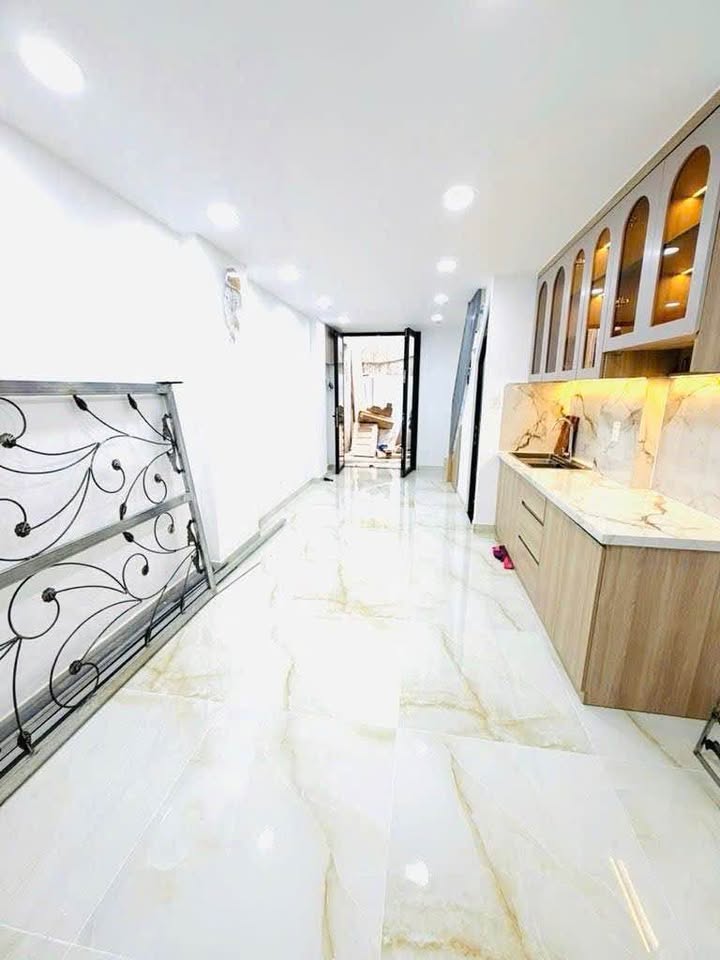 Nhà mới vào ở ngay đường Thành Thái, Quận 10, 24.3m² giá 4.79 tỷ - Vị trí hiếm có!