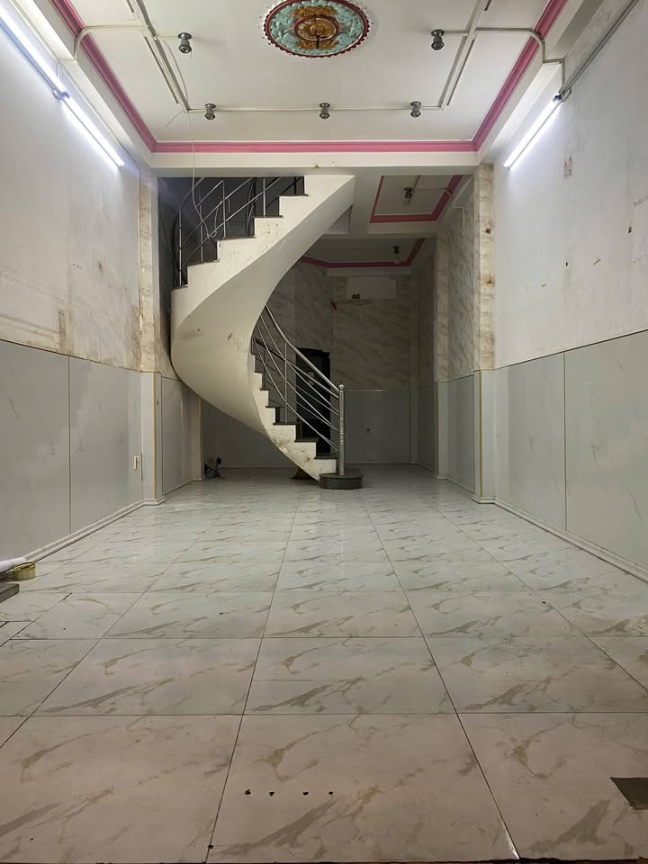 Nhà mặt tiền Võ Thành Long, Phú Cường 3 tầng giá 18 triệu - Kinh doanh thuận lợi!