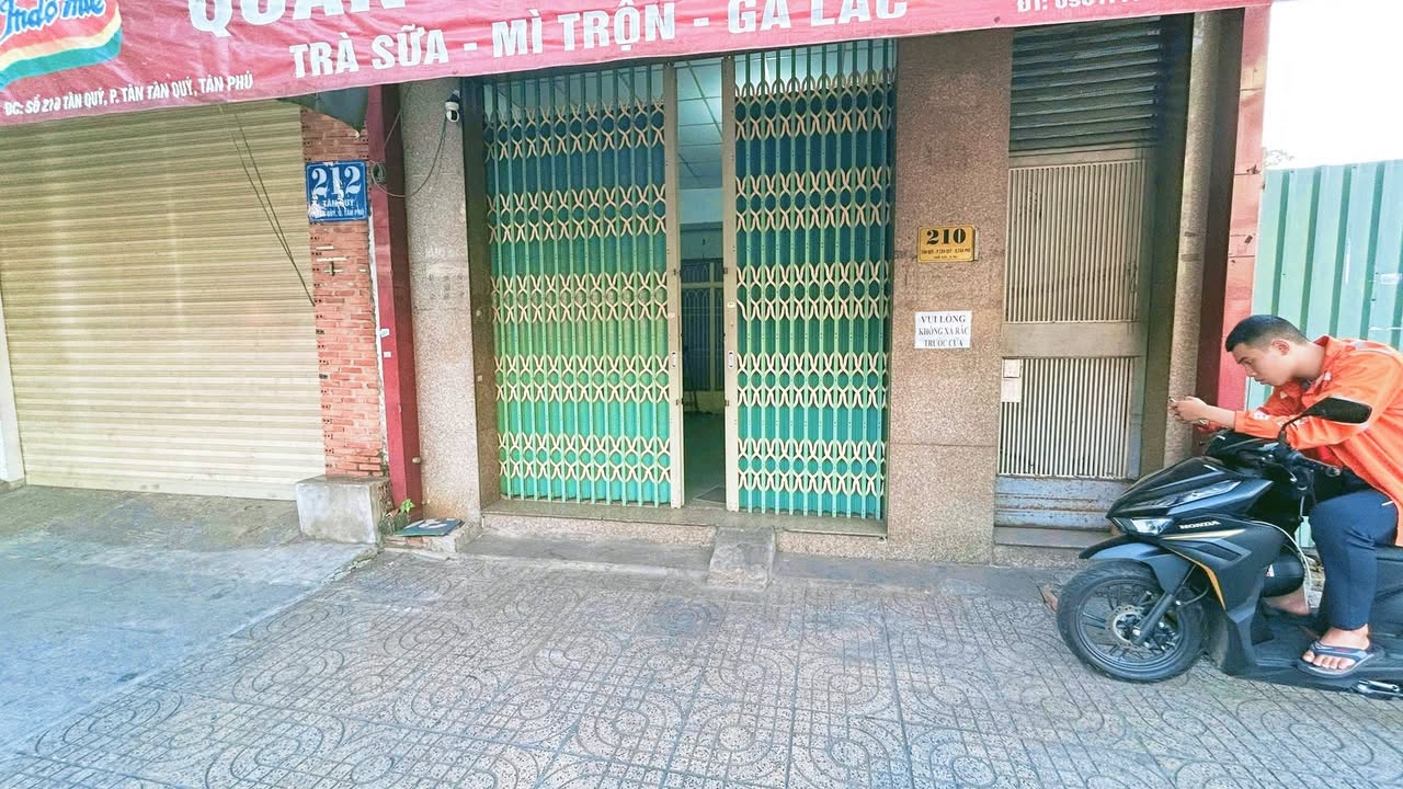 Cho thuê mặt tiền đường Tân Quý, Quận Tân Phú - Mặt bằng rộng, sạch sẽ cho kinh doanh hoa Tết
