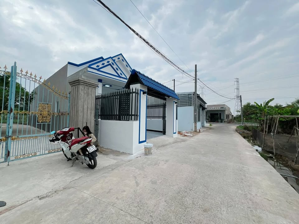 Nhà mái thái Cần Giuộc, Long An 90m² giá 2 tỷ - Thiết kế hiện đại, sổ riêng!