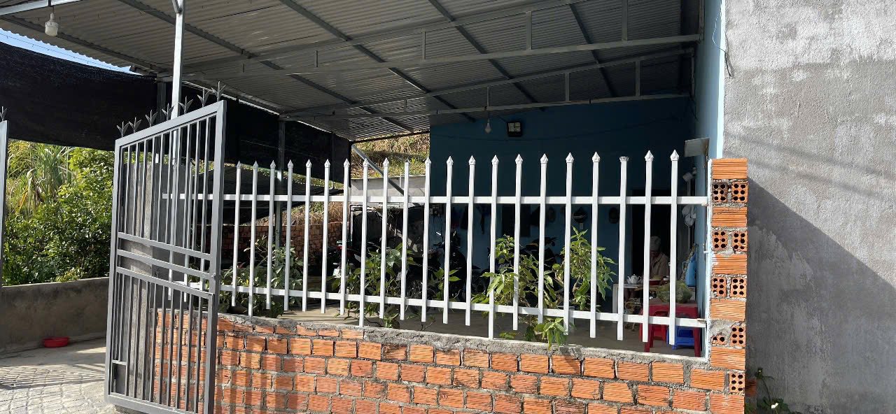 Nhà cấp 4 tại buôn Dăk Tro, 400m² giá 550 triệu - Đường cấp phổi rộng rãi!