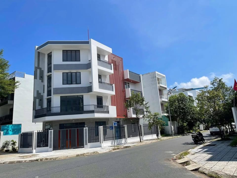 Nhà 4 tầng kinh doanh góc hai mặt tiền tại Phước Long, Nha Trang 160m² giá 18 tỷ - Đầu tư sinh lời cao!