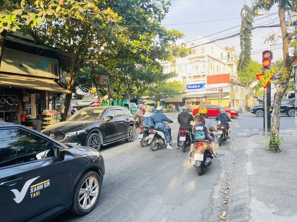 Nhà phố mặt tiền kinh doanh Lê Thị Riêng, Quận 12, 100m² giá chỉ 9.5 tỷ - Đầu tư sinh lời ngay!