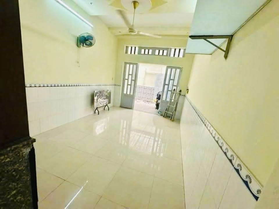Nhà cho thuê tại Khu Tân Hương, Tân Phú 80m² giá 10 triệu - Hẻm xe hơi tiện lợi!
