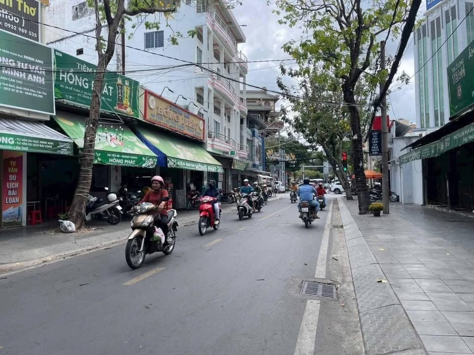 Nhà mặt tiền Đề Thám, Ninh Kiều 61m² giá 14 triệu - Khu phố ẩm thực sầm uất!