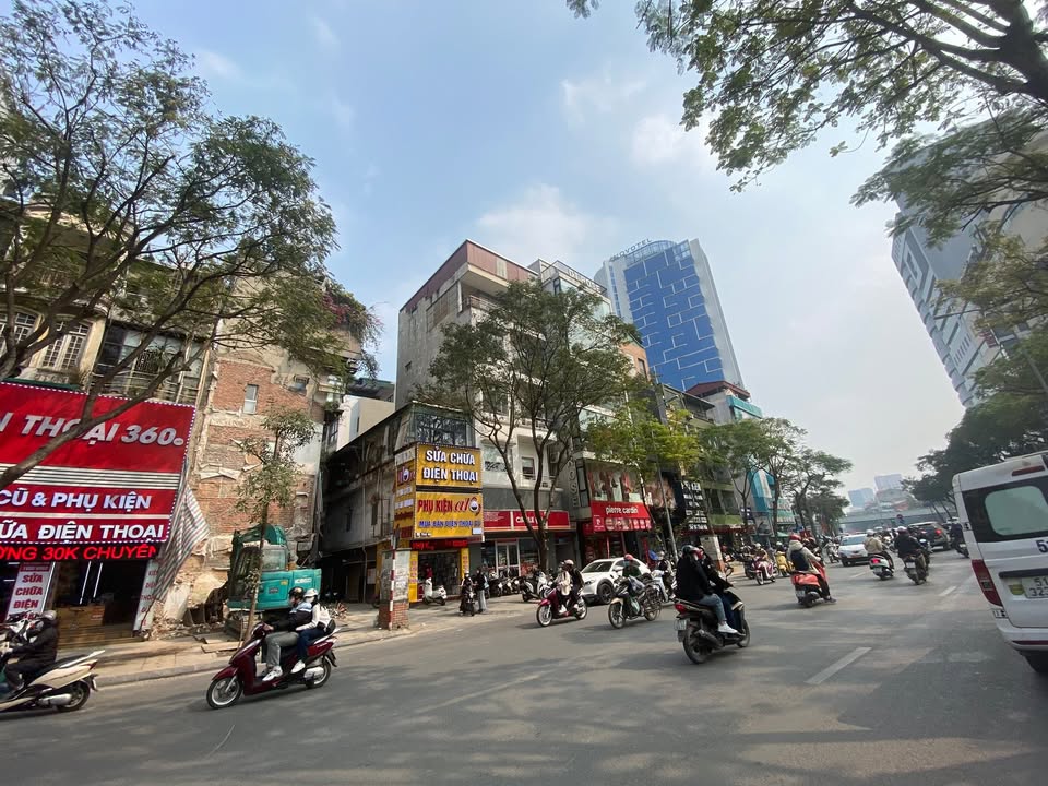 Nhà mặt phố Thái Hà 30m² giá 1x tỷ - Kinh doanh sầm uất, ô tô đỗ cửa!