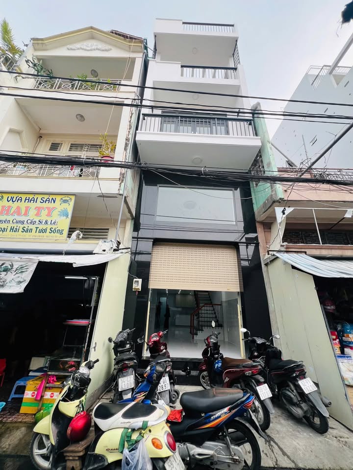 Cho thuê nhà nguyên căn mặt tiền chợ Rạch Ông, Quận 8 - Kinh doanh sầm uất ngay hôm nay!