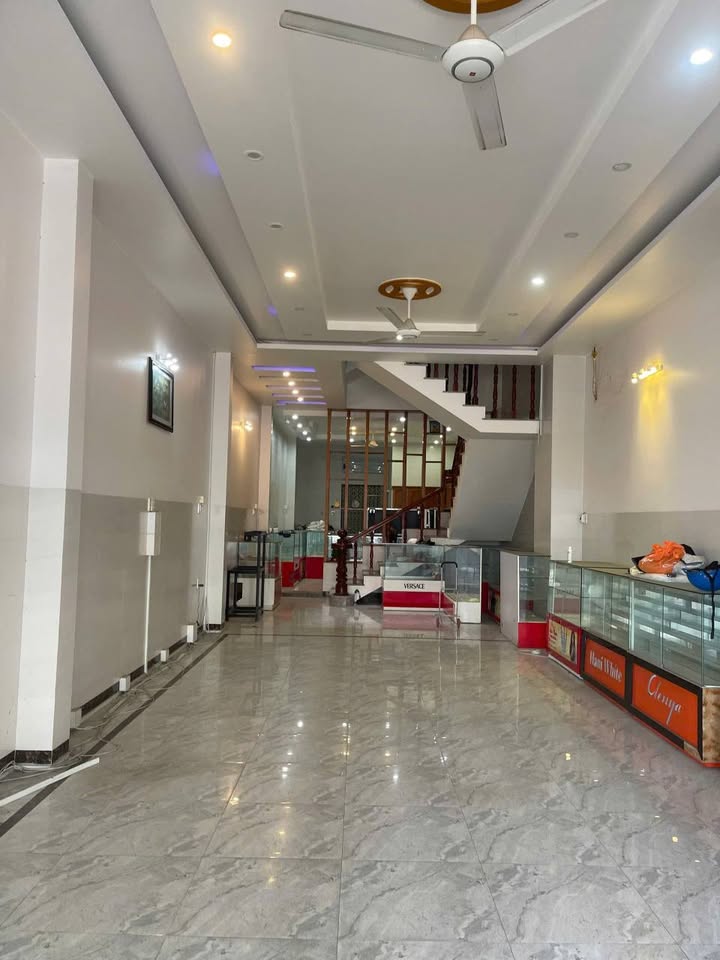 Nhà mặt tiền đường Phạm Hùng, Quận 8, 120m² giá 5 tỷ - Cơ hội đầu tư tuyệt vời!