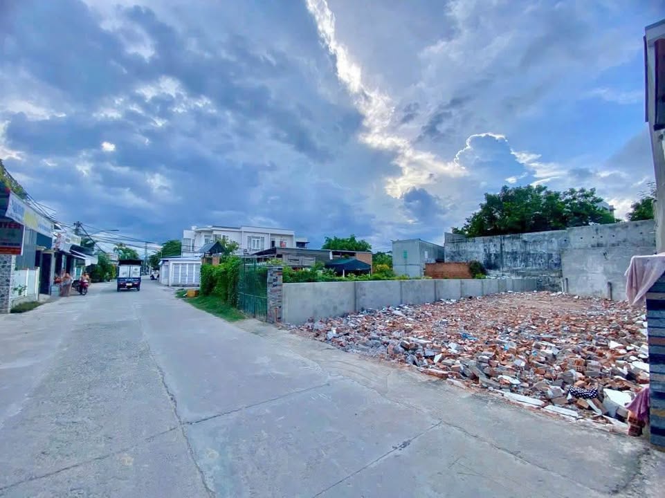 Bán lô đất mặt tiền đường Phú Trung, Nha Trang 179m² - Giá tốt 4.2 tỷ