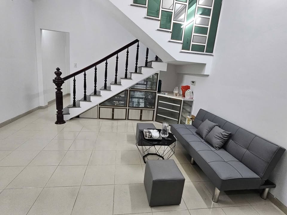 Nhà nguyên căn mặt tiền Vĩnh Hòa Nha Trang 60m² giá 10 triệu - Full nội thất sang trọng!