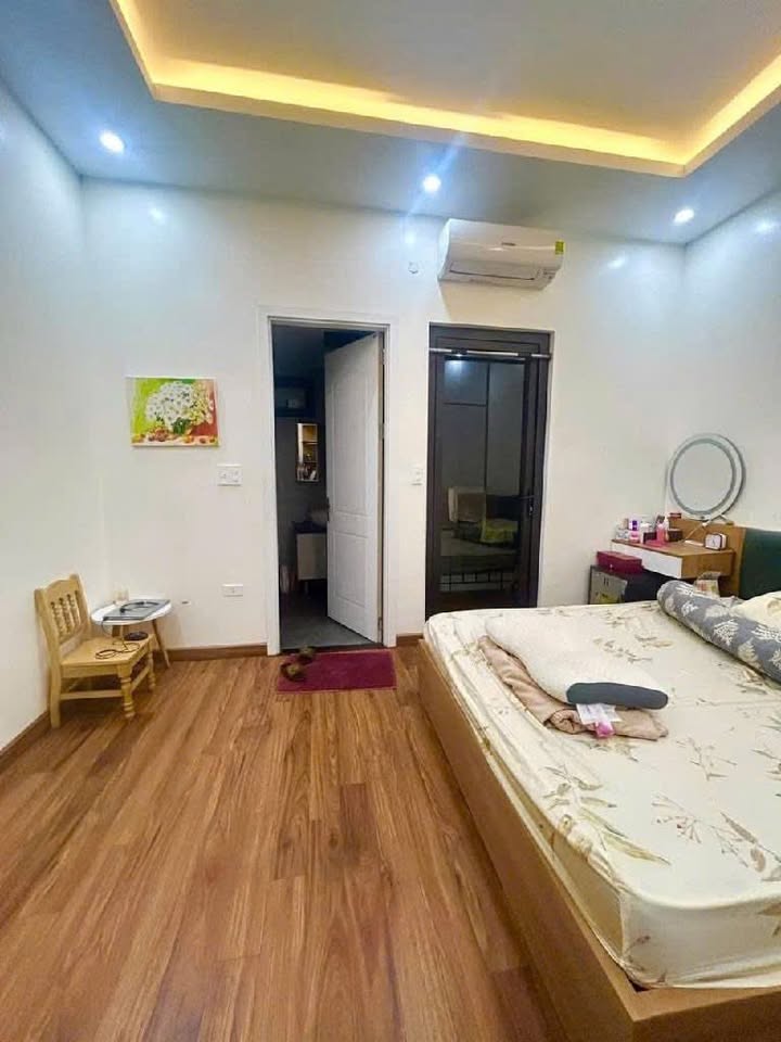 Nhà nguyên căn Cầu Giấy 5 tầng 4 phòng ngủ giá 16 triệu - Full nội thất mới