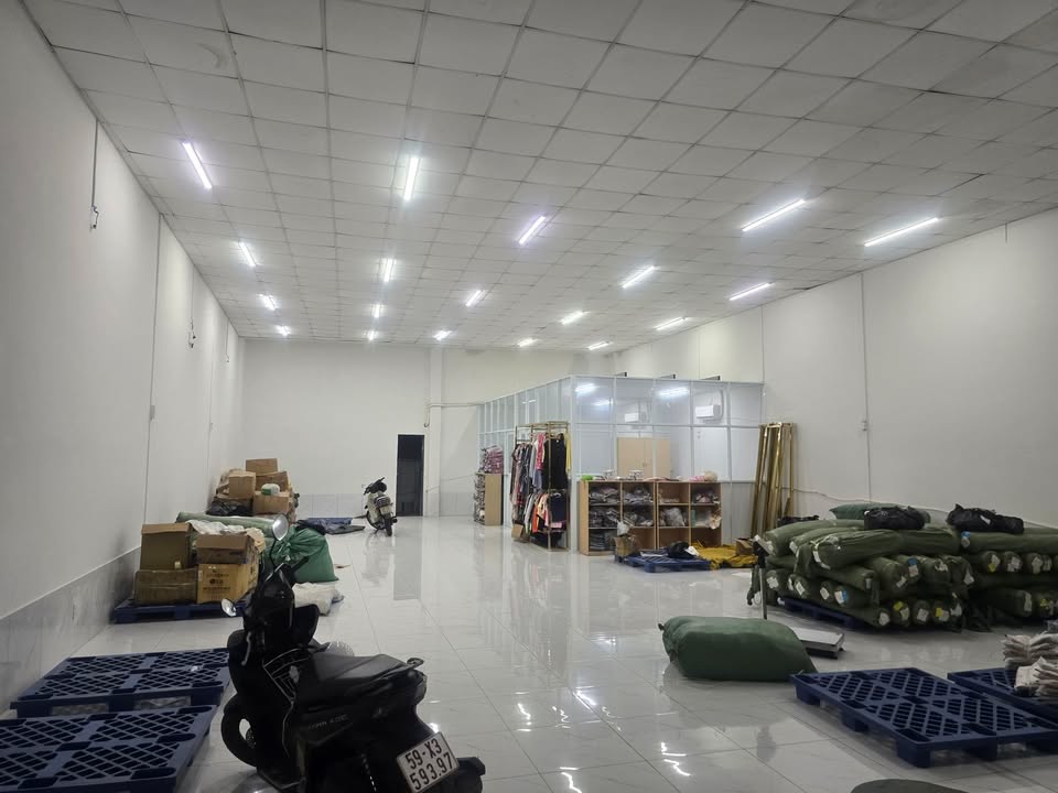 Nhà mặt tiền cho thuê tại Tân Bình 300m² - Mặt tiền đường nhựa 30m, kinh doanh thuận lợi!