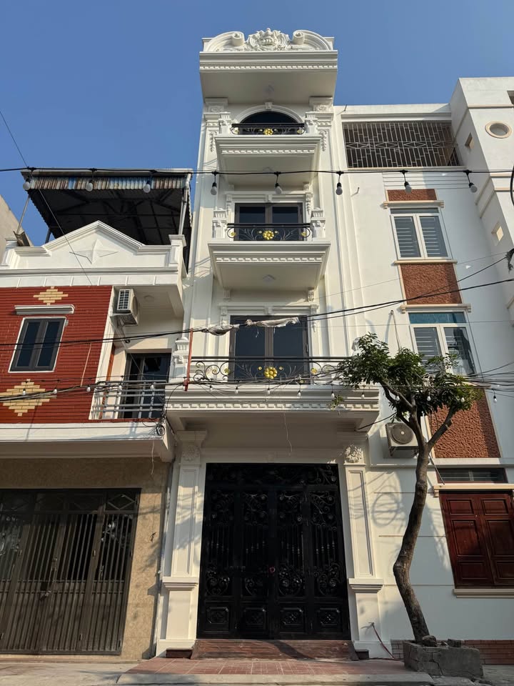 Nhà mặt đường Nguyễn Văn Cừ, TP Nam Định, 200m² giá 4.55 tỷ - Kiểu cách tân cổ điển sang trọng!