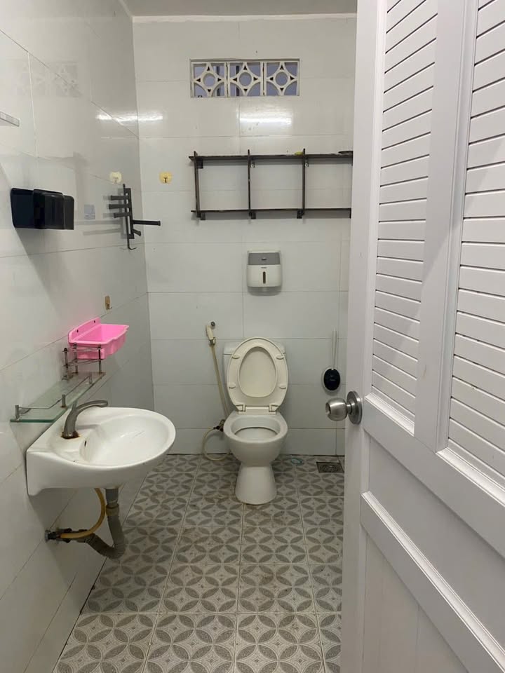 Nhà cho thuê tại Phú Nhuận, Bến Tre 150m² - Giá chỉ 4 triệu/tháng, thông thoáng mát mẻ!