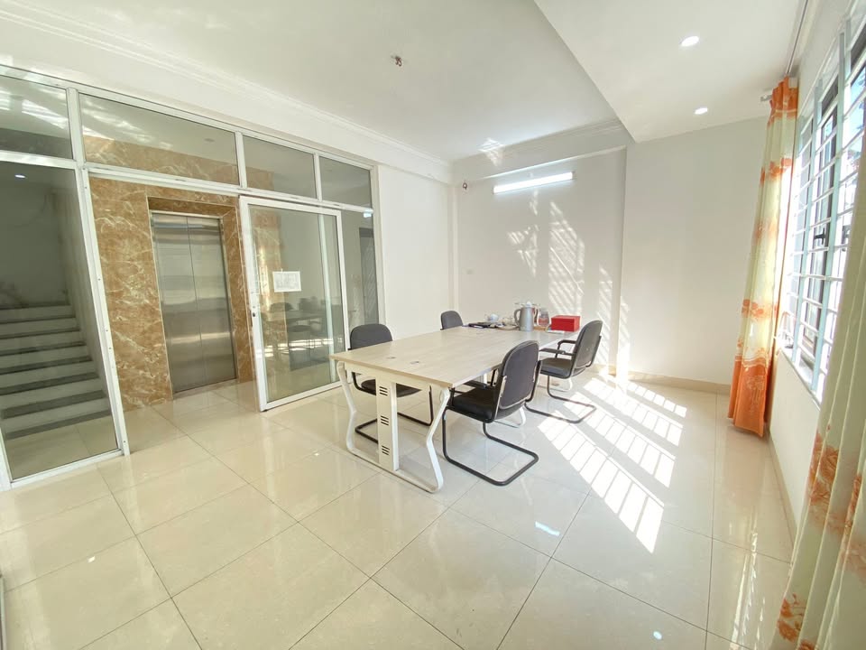 Cho thuê văn phòng tầng 2 tại Xuân Đỉnh, Hà Nội 85m² giá 10 triệu - Mặt tiền rộng, thuận tiện đi lại!