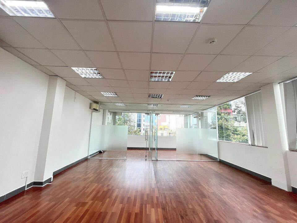 Văn phòng cho thuê tại 34 Nguyên Hồng, Đống Đa, Hà Nội 90m² giá 13 triệu - Không gian thoáng đãng sẵn sàng vào làm việc!