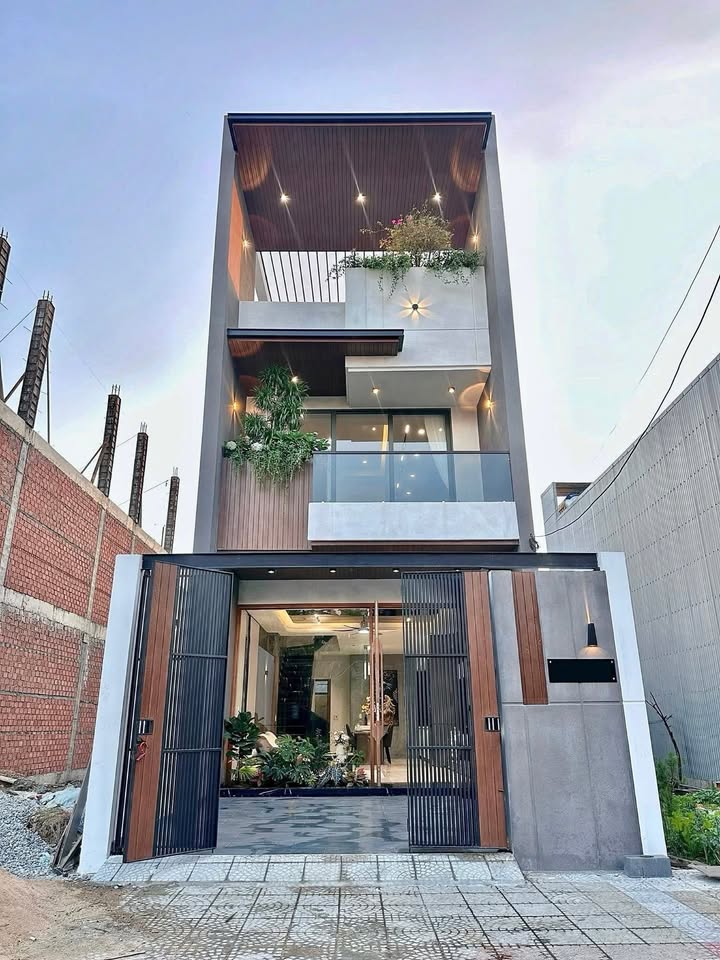 Nhà 3 tầng Phường Hòa Xuân, Quận Cẩm Lệ, 100m² giá 8.x tỷ - Full nội thất hiện đại!