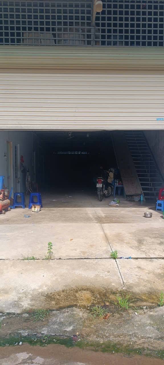 Kho cho thuê tại Tương Bình Hiệp, Thủ Dầu Một 300m² giá 7 triệu - Kết hợp ở và chứa hàng!