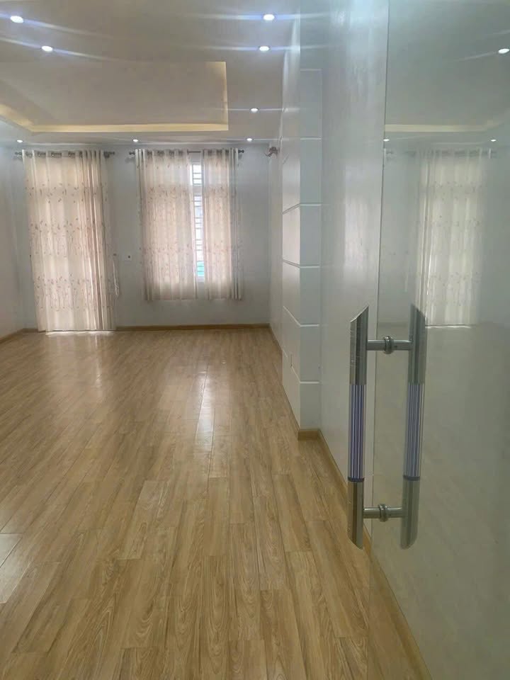 Căn hộ cho thuê 58 Nguyễn Minh Hoàng, Tân Bình 68m² - Nhà mới, rộng rãi với 8 phòng ngủ!