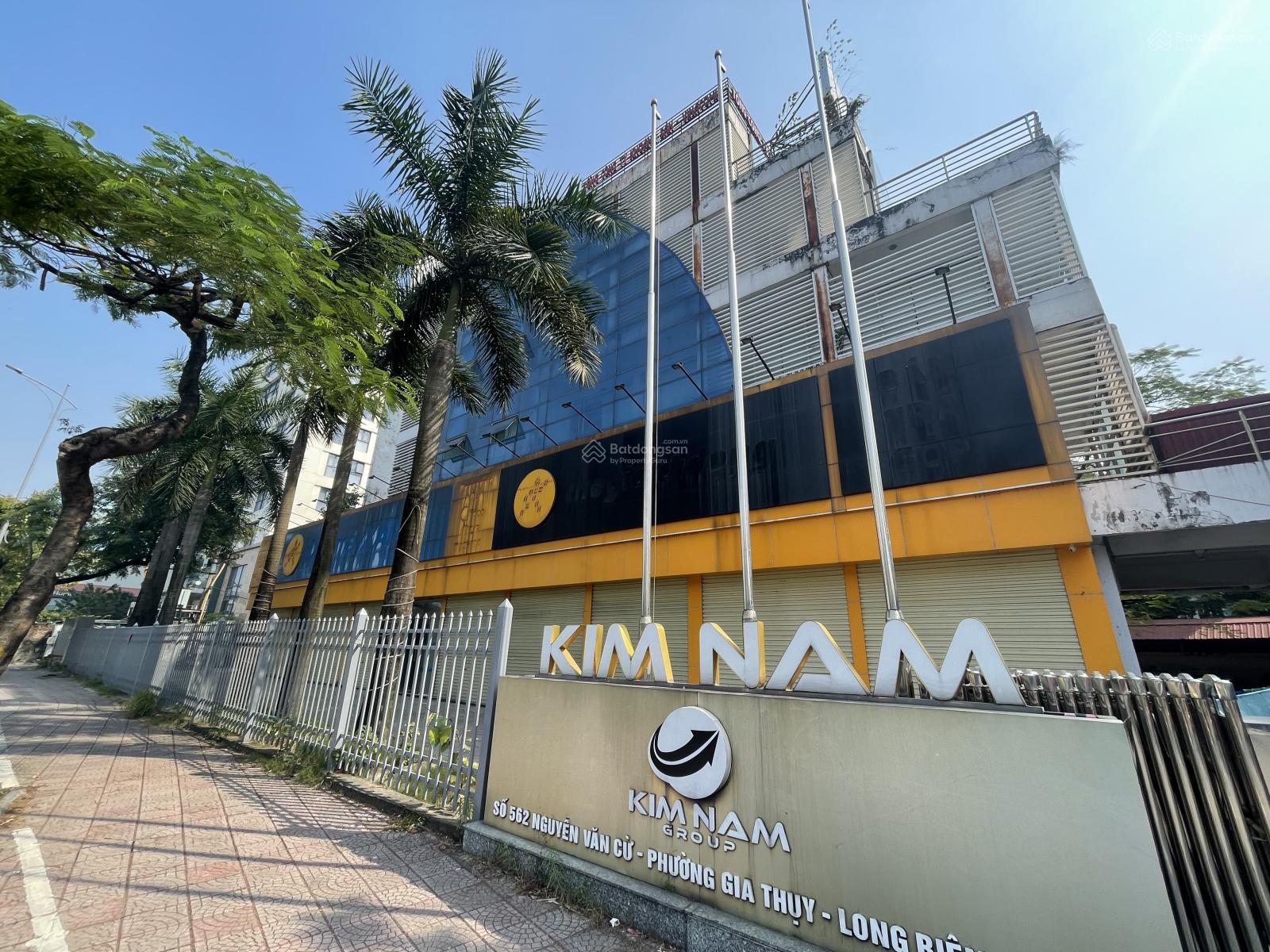 Cho thuê nhà showroom mặt phố Nguyễn Văn Cừ 956m² giá 650 triệu - Địa điểm kinh doanh lý tưởng!