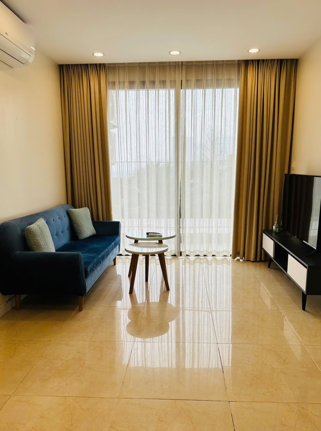 Căn hộ Vinhomes Trần Duy Hưng Cầu Giấy 75m² giá 9.1 tỷ - Nội thất cao cấp, view phố sáng sủa!