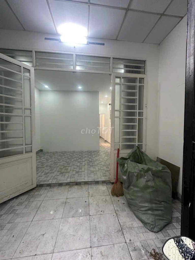 Nhà nguyên căn 2 phòng ngủ Nguyễn Thái Sơn 70m² giá 8 triệu - Tiện nghi đầy đủ!