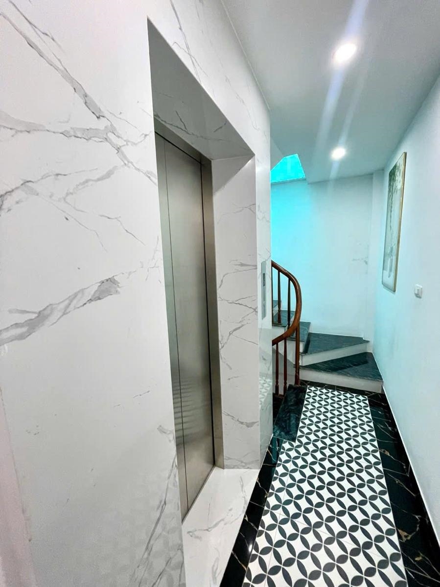 Nhà phố Tôn Thất Tùng 33m² giá 13.8 tỷ - Kinh doanh đỉnh cao, thang máy hiện đại!