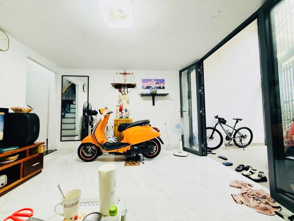 Nhà phố Tân Phú 32m² giá 4.2 tỷ - Hoàn công đầy đủ, sát HXH!