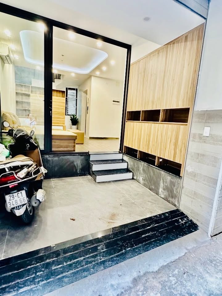 Nhà mặt ngõ Tam Trinh 46m² giá 10 tỷ - Thang máy tiện lợi!