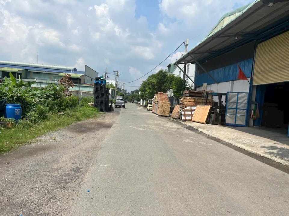 Bán xưởng Hóc Môn 5500m² giá 185 tỷ - Vị trí đẹp, đường xe tải lớn!