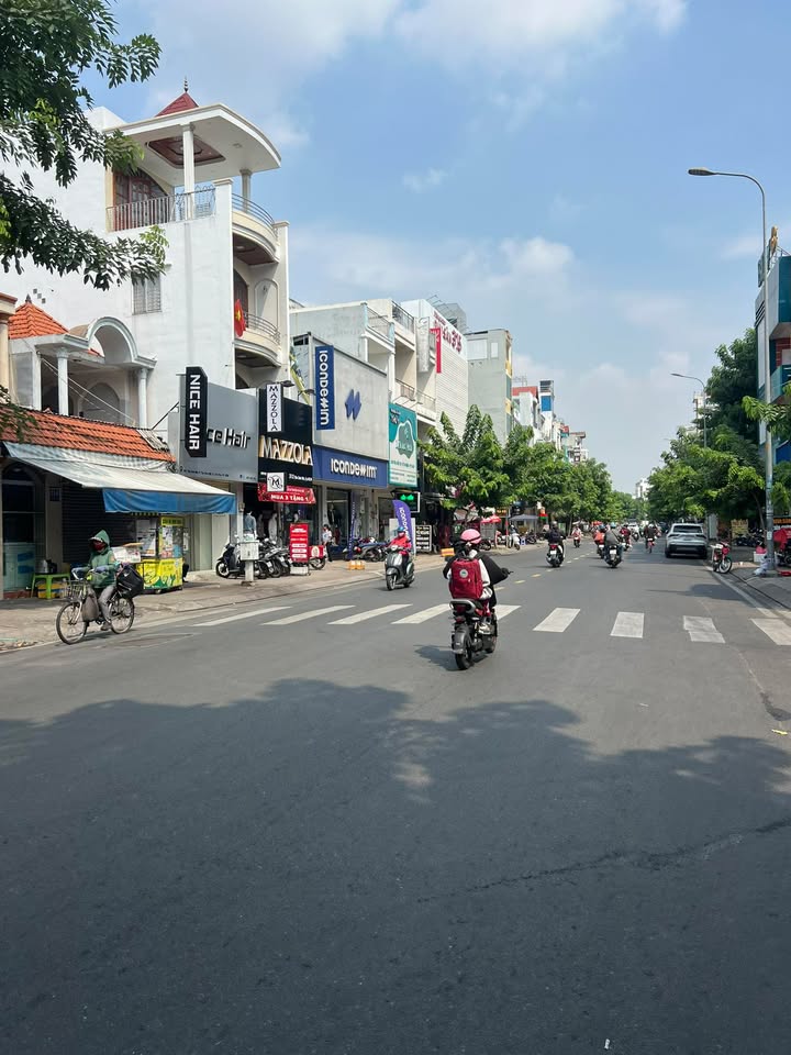 Nhà phố mặt tiền đường Nguyễn Sơn, quận Tân Phú, diện tích 39m², giá 7 tỷ - Gần ngã tư Lũy Bán Bích!