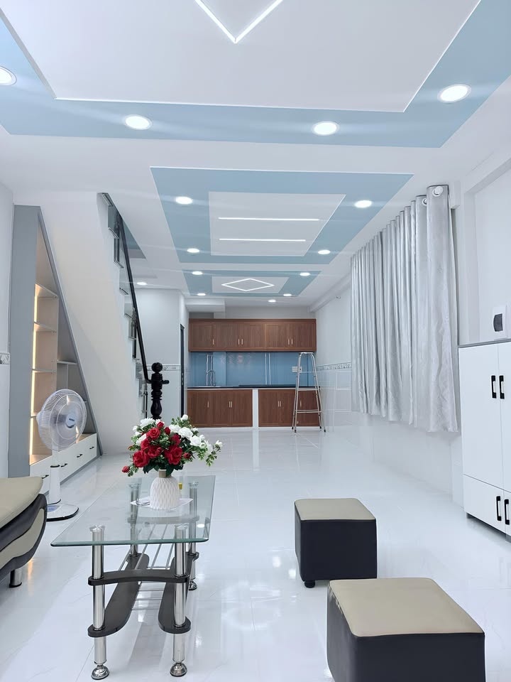 Nhà Đúc 2 Tầng Tô Hiệu 44m² giá 4.3 tỷ - Sát mặt tiền, đường xe hơi chỉ vài bước!