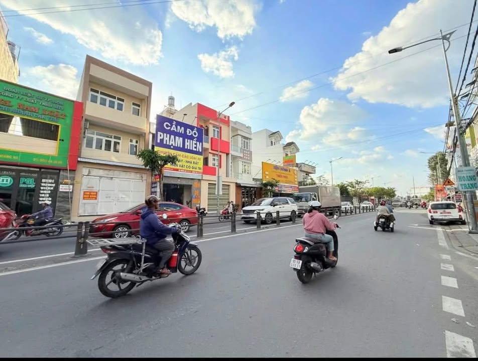 Nhà phố Trần Hoàng Na 100m² giá 9.99 tỷ - Mặt tiền trung tâm sầm uất!