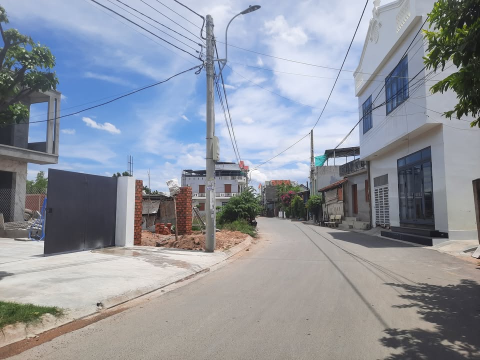 Nhà bán tại Qui Hậu, Phú Hoà 141m² giá 1.x tỷ - Đường ô tô thông thoáng!